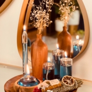 چیدمان میز غذاخوری با ظروف چوبی